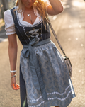 Dirndl Lina mit Schürze & Bluse – Produktansicht